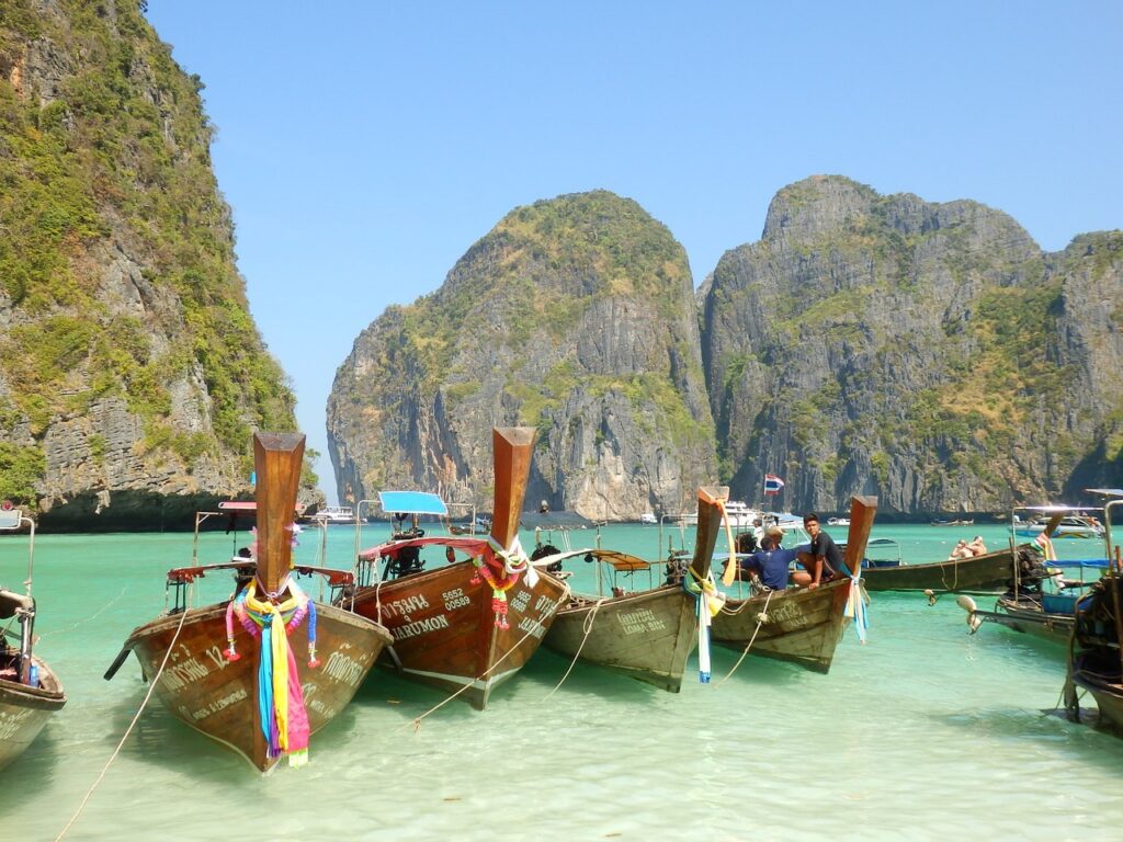 boats, sea, rocks-628741.jpg